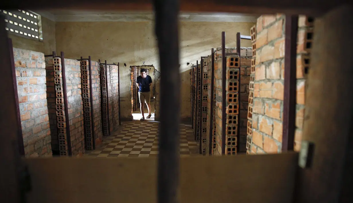 Seorang wisatawan memasuki ruang penjara Khmer Merah Tuol Sleng yang kini menjadi Museum Genosida di Phnom Penh, (5/8/2014). (REUTERS/Damir Sagolj)