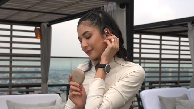 Mikha Tambayong dengan Xiaomi Watch S4 41mm dan Xiaomi Openwear Stereo Pro