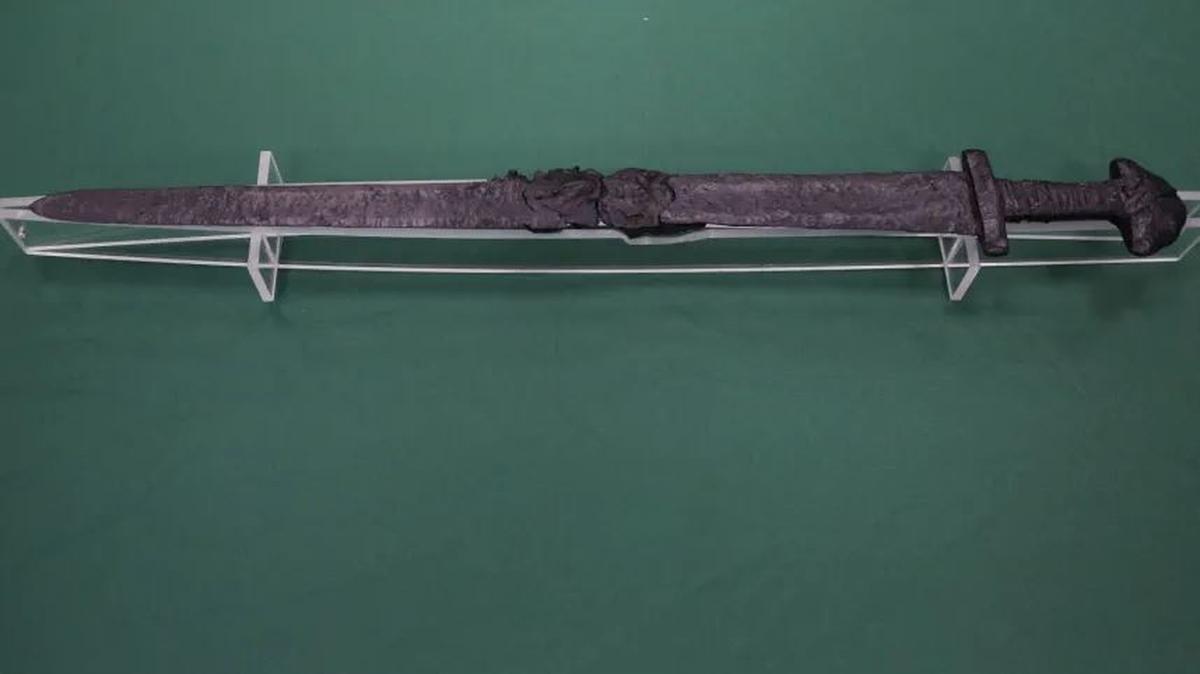 Sedang Berenang di Sungai Kedalaman 1,2 Meter, Pegawai Museum Temukan Pedang Viking dari Abad ke-9