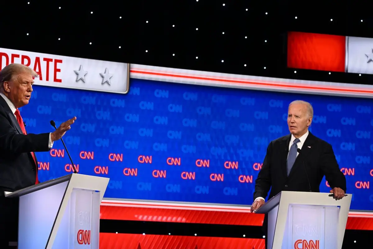 Presiden Joe Biden dan mantan Presiden Donald Trump terlihat saat debat calon presiden (capres) yang disiarkan CNN di Atlanta pada 27 Juni 2024. (Will Lanzoni/CNN)