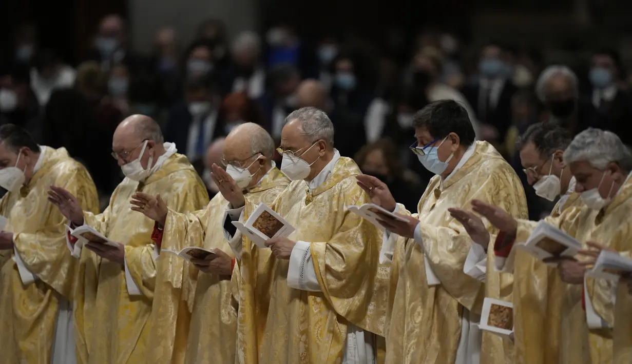 Para kardinal menghadiri Misa Malam Natal yang dirayakan oleh Paus Fransiskus, di Basilika Santo Petrus, di Vatikan, Jumat (24/12/2021). Paus Fransiskus merayakan Misa Malam Natal di hadapan sekitar 1.500 orang di Basilika Santo Petrus. (AP Photo/Alessandra Tarantino)