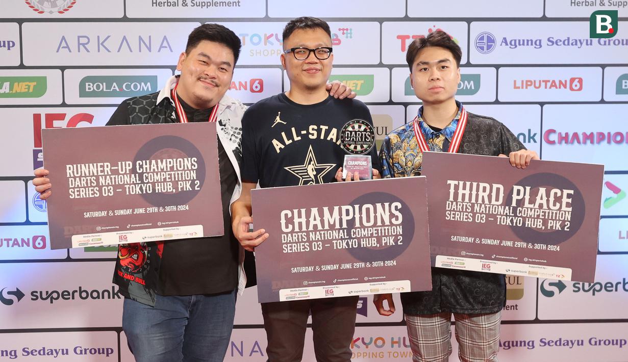 Benny Tandean keluar sebagai juara Darts National Competition Series 03 yang digelar di Tokyo Hub, PIK 2, Minggu (30/6/2024). Pada partai puncak, Benny mengalahkan Jordhi Indra dengan skor 3-1. (Bola.com/M Iqbal Ichsan)