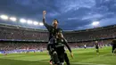 Pemain Real Madrid, Sergio Ramos , merayakan gol yang dicetak oleh Isco ke gawang Atletico Madrid pada laga semifinal Liga Champions, di Stadion Vicente Calderon, Kamis (11/5/2017). Atletico menang 2-1 atas Real Madrid. (EPA/Juanjo Martin)