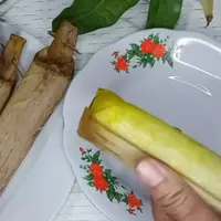 Tidak Perlu Bahan Tambahan, Begini Cara Masak Lontong Daun Pisang Supaya Lembut dan Tahan Lama (YouTube/ Yuna Fitrian)
