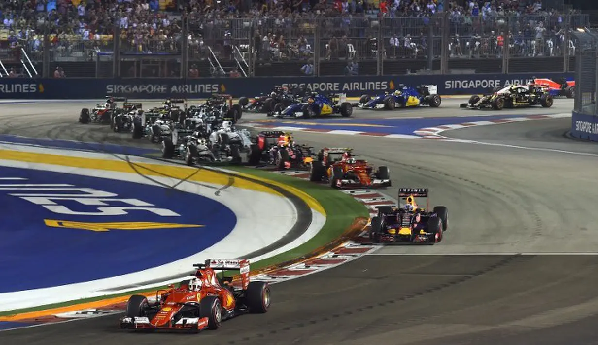 Sebastian Vettel yang start dari posisi terdepan selalu memimpin jalannya lomba GP Singapura di sirkuit jalan raya Marina Bay, Minggu (20/9/2015). (AFP Photo/Philippe Lopez)