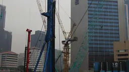 Suasana proyek pembangunan Pasar Benhil di Jakarta, Kamis (29/11). Sejak dilakukan groundbreaking pada tahun 2016 hingga kini pembangunan pasar itu belum menunjukan perkembangan yang signifikan. (Merdeka.com/Imam Buhori)