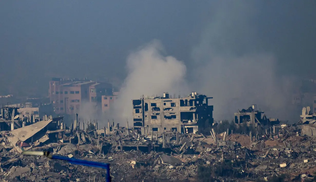 Foto yang diambil dari Israel Selatan dekat perbatasan dengan Jalur Gaza menunjukkan asap yang membubung dari gedung-gedung yang masih membara setelah dihantam serangan Israel dalam pertempuran antara Israel dan militan Hamas, pada 1 Desember 2023. (John MACDOUGALL/AFP)