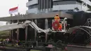 Petugas pemadam kebakaran memadamkan api saat simulasi penanggulangan kebakaran di gedung KPK, Jakarta, Jumat (14/9). Kegiatan itu untuk memberikan pelatihan dan edukasi kepada seluruh pegawai yang berada di gedung KPK (Merdeka.com/Dwi Narwoko)