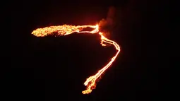 Guguran lava terlihat mengalir dari gunung berapi Fagradalsfjall yang meletus, sekitar 40 km dari ibu kota Islandia, Reykjavik, pada Jumat (19/3/2021). Aparat kepolisian telah tiba di lokasi pada Jumat malam dan warga telah diminta tidak mendekat. (Icelandic Coast Guard/AFP)