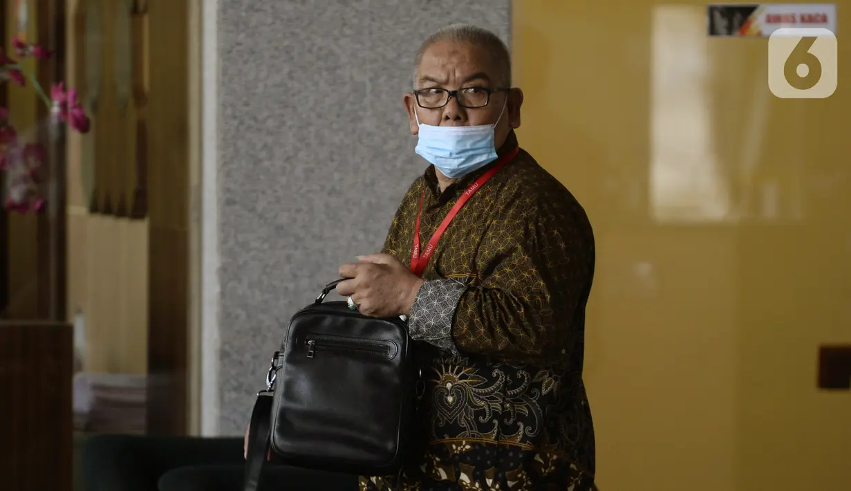 Mantan anggota DPRD Provinsi Jambi Tajuddin Hasan saat akan menjalani pemeriksaan penyidik di Gedung KPK, Jakarta, Selasa (30/6/2020). Tajuddin diperiksa sebagai tersangka terkait kasus dugaan menerima suap ketok palu pengesahan RAPBD Provinsi Jambi Tahun 2017-2018. (merdeka.com/Dwi Narwoko)