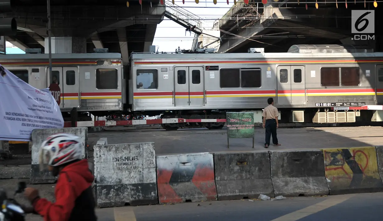 Kereta melintas di perlintasan sebidang kereta api di Tanjung Barat, Jakarta Selatan, Jumat (16/5). Dishub dan Transportasi DKI Jakarta menutup permanen perlintasan sebidang di Tanjung Barat untuk mengurangi kemacetan. (Liputan6.com/Yoppy Renato)