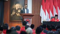 Eks Menteri Koordinator Bidang Politik, Hukum, dan Keamanan (Menko Polhukam) Mahfud Md saat memberi pembekalan terhadap kepala atau wakil kepala daerah yang berstatus kader PDIP di Sekolah Partai, Jakarta Selatan Sabtu (17/5/2025). (Foto: Tim Media PDIP).