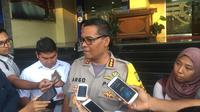 Kabid Humas Polda Metro Jaya, Komisaris besar (Kombes) Pol Argo Yuwono, menjelaskan penangkapan tersangka pengaturan skor Johar Lin Eng. (Bola.com/Zulfirdaus Harahap)