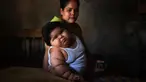 Bayi berusia sepuluh bulan bernama Luis Gonzales bersama ibunya, Isabel Pantoja di rumah mereka di Tecoman, negara bagian Colima, Meksiko (8/11). (AFP Photo/Pedro Pardo)
