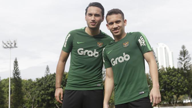 Pemain Timnas Indonesia U-23, Ezra Walian dan Egy Maulana, foto bersama seusai latihan di Lapangan ABC, Jakarta, Kamis (14/3). Latihan ini merupakan persiapan jelang Kualifikasi Piala AFC U-23. (Bola.com/Vitalis Yogi Trisna)