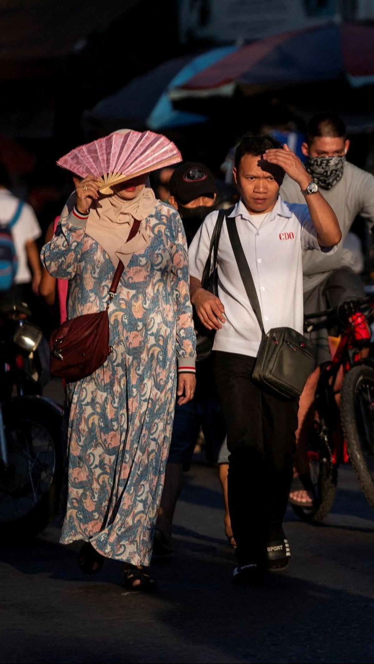 Sementara, orang-orang di Filipina juga diimbau untuk membatasi waktu dan kegiatan mereka di luar ruangan.&nbsp;REUTERS/Lisa Marie David