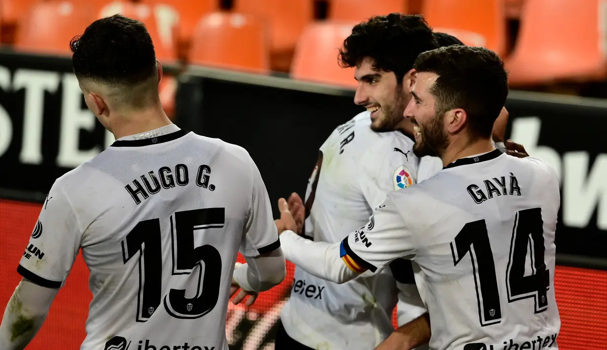 Gelandang Valencia, Goncalo Guedes (kedua kiri) berselebrasi usai mencetak gol pada menit 90+1 ke gawang Villareal pada pertandingan lanjutan La Liga Spanyol di 
stadion Mestalla di Valencia (6/3/2021). Valencia menang atas Villareal 2-1 berkat dua gol di penghujung laga. (AFP/Jose Jordan)