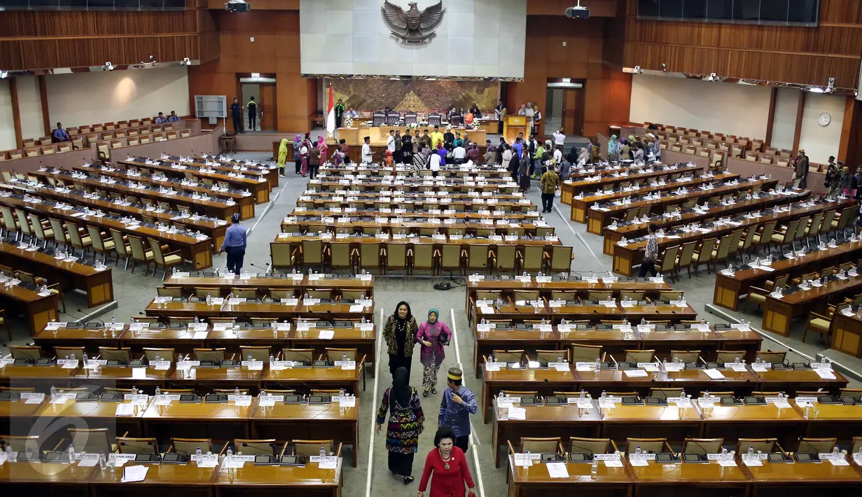 Suasana saat anggota dewan memakai baju adat daerah saat mengikuti sidang paripurna ke-22 DPR di Senayan, Jakarta, Kamis (27/4). Sidang paripurna itu antara lain membahas pengesahan Undang - Undang Perkembangan kebudayaan. (Liputan6.com/Johan Tallo)