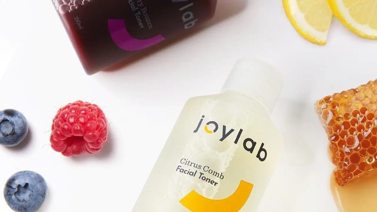 Lawan Tanda Penuaan dan Mencerahkan Kulit dengan Toner Ekstrak Berry dan Citrus