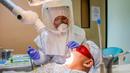 Dr. Maureen P. Ines-Manzano, seorang dokter gigi, memeriksa pasiennya di dalam kliniknya di Manila, Filipina, pada 19 Oktober 2020. Pasien Dr. Manzano menjulukinya "dokter gigi astronaut" karena mengenakan setelan PAPR untuk melindungi pasien dan dirinya dari COVID-19. (Xinhua/Rouelle Umali)