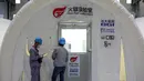 Teknisi di luar laboratorium sementara untuk memproses tes virus Corona Covid-19 yang didirikan di tenda karet di Qingdao, di provinsi Shandong timur China (14/10/2020). Pihak berwenang telah menguji hampir 10 juta orang setelah wabah baru virus coron. (AFP Photo)