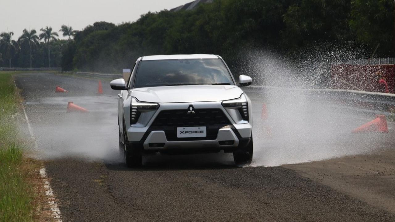 Misalnya wet mode, seberapa dalam jalan dilewati ketika banjir oleh XForce? Kalau 30 cm, masih oke, dan kalau normal mode, grip ban jadi licin dan tidak stabil. Namun, jika mengaktifkan wet mode, justru lebih stabil. Ada Fitur AYC yang menolong saat di ja