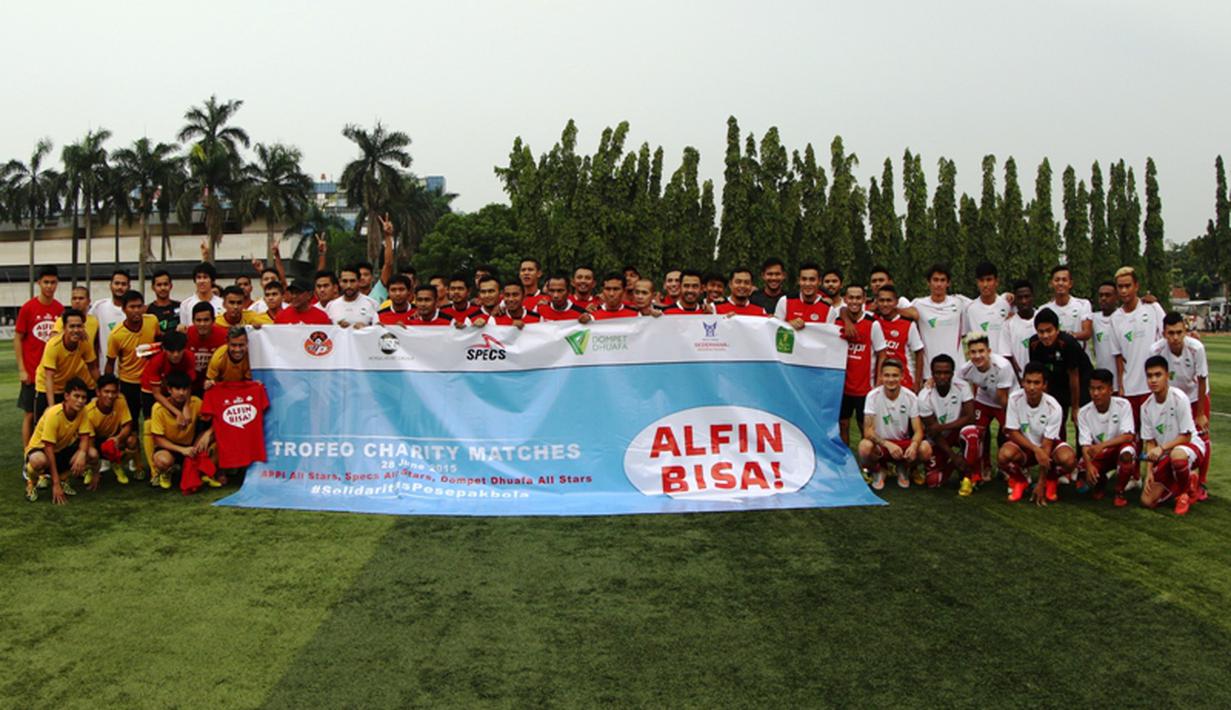 Para pemain yang tergabung dalam tiga tim berpose sebelum bertanding dalam Trofeo Charity Match. (Bola.com/Arief Bagus)