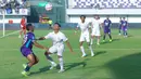 Pemain Arema FC, Bayu Setiawan mengontrol bola dibayangi pemain Persita Tangerang, Éber Bessa dalam laga lanjutan BRI Liga 1 2024/2025 di Indomilk Arena, Tangerang, Minggu (20/04/2025) WIB. (Bola.com/M Iqbal Ichsan)