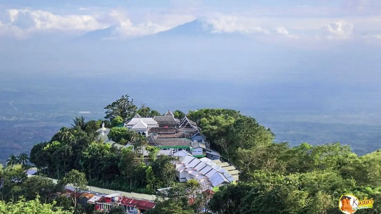 Kawasan Gunung Muria, dengan komplek makam dan masjid Sunan Muria