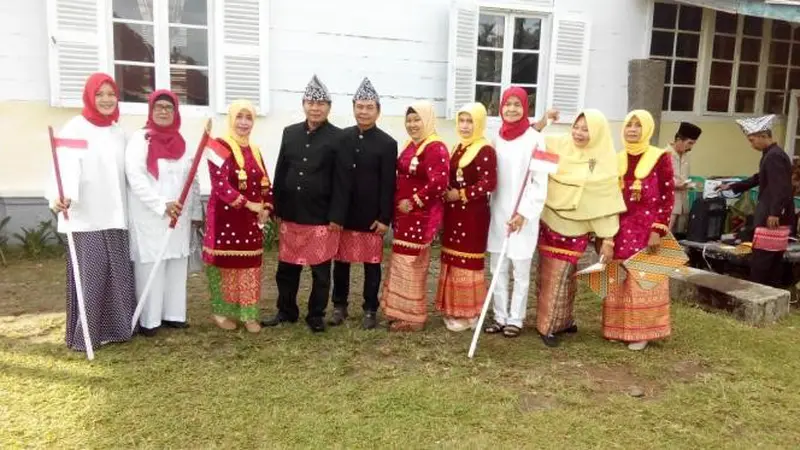 Keluarga Fatmawati Bung Karno Upacara Pakai Baju Adat Bengkulu