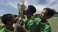 Para pemain SSB Maehanu merayakan gelar juara Liga Remaja UC News setelah mengalahkan SSB Tulehu Putra pada laga final di Lapangan Masariku Yonif 733, Ambon, Kamis (30/11/2017). SSB Maehanu menang 1-0 atas SSB Tulehu putra. (Bola.com/Peksi Cahyo)