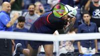 Petenis Australia, Nick Kyrgios tak mampu membendung rasa kecewanya usai dikalahkan petenis asal Rusia, Karen Khachanov di babak perempat final US Open 2022 dengan skor 7-5 4-6 7-5 6-7 (3) 6-4 pada Rabu (7/9/2022) waktu setempat. (AFP/Getty Images/Elsa)