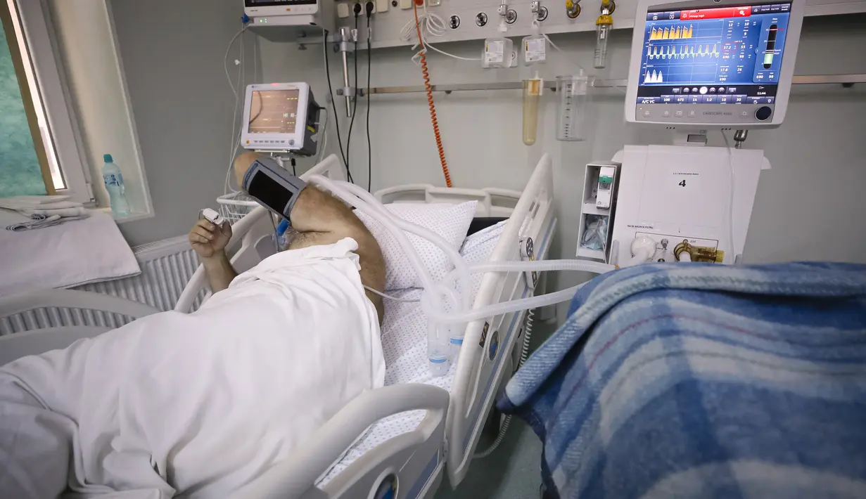 Pasien COVID-19 terhubung ke alat EKG di unit ICU di Institut Pneumologi Nasional Marius Nasta di Bucharest, Rumania, Rabu (6/10/2021). Pihak berwenang melaporkan mereka kehabisan tempat tidur ICU COVID-19 di tingkat nasional. (AP Photo / Andreea Alexandru)