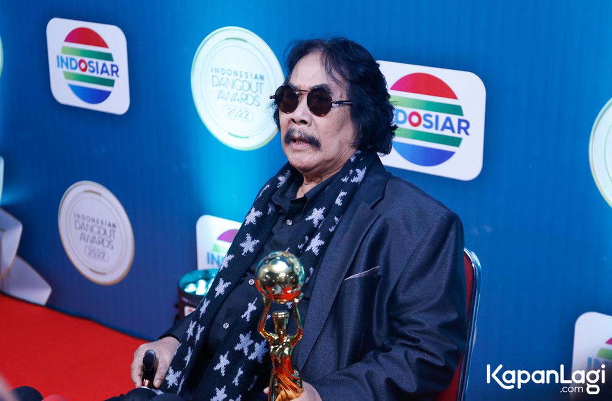 9 Potret Jaja Miharja Tetap Terima Job Manggung, Masih Mau Nyanyi Meski Pakai Tongkat