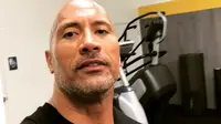 Dwayne Johnson menceritakan kisahnya saat membantu sang kekasih melahirkan anak perempuannya, Tiana Gia Johnson. (instagram/therock)