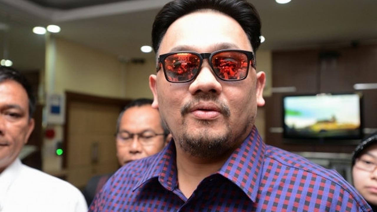 Gaya nyentrik Farhat Abbas serahkan diri ke Polda Metro Jaya