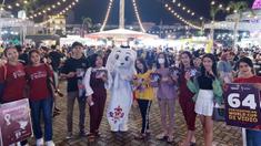 Petualangan La'eeb masih berlanjut. Maskot Piala Dunia 2022 itu kali ini menyapa sekaligus menghibur warga yang menikmati malam minggu di Pasar Malam MMTC dan Aksara Park Medan, Sumatera Utara, pada Sabtu (12/11/2022). (Procomm Surya Citra Media)