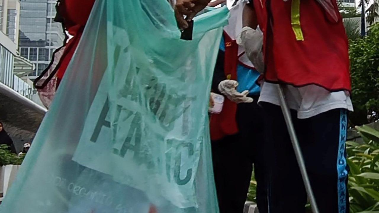 Anak-anak yatim-piatu memunguti sampah-sampah yang di kawasan Thamrin. Foto: merdeka.com / Arie Basuki