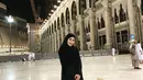 Tampil dalam balutan gamis dan hijab hitam, Ayu Ting Ting tetap terlihat mempesona setelah beribadah di Tanah Suci. (Liputan6.com/Instagram/@ayutingting92)