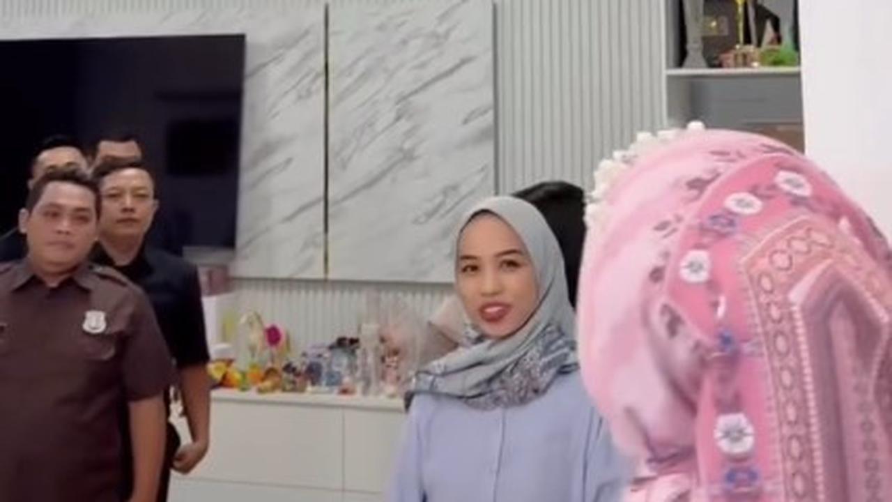Cara Unik Ria Ricis Bagi THR ke Karyawan, Uang Dijadikan Buket