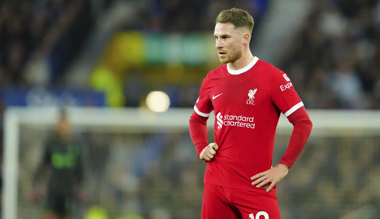 Pemain Liverpool, Alexis Mac Allister, tampak lesu setelah ditaklukkan Everton pada laga Liga Inggris dalam duel tunda pekan ke-29 Premier League 2023/2024, Kamis (25/4/2024). (AP Photo/Jon Super)