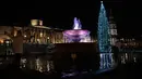 Cahaya kerlap-kerlip terlihat dari pohon Natal setelah tradisi penyalaan lampu di Trafalgar Square, London, 7 Desember 2017.  Lampu-lampu pohon Natal ini hidup selama 24 jam setiap harinya dan dipasang hingga Januari 2018 mendatang. (AP Photo/Matt Dunham)