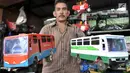 Sukma menunjukkan mainan kayu yang dijualnya di kawasan Kalibata, Jakarta, Rabu (17/10). Sukma menjual jenis mainan tradisional seperti miniatur bus, kereta, bajaj, kuda-kudaan, dan hiasan rumah. (Merdeka.com/Iqbal S. Nugroho)
