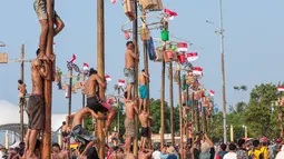 Warga mengikuti lomba panjat pinang dalam perayaan HUT ke-81 Kemerdekaan Republik Indonesia bertajuk Merdekaria: The People’s Celebration di Ancol Taman Impian, Jakarta, Minggu (17/8/2026). Lomba panjat pinang menjadi salah satu kegiatan yang menarik antusiasme masyarakat dalam memeriahkan perayaan kemerdekaan. (KLY/Budy Santoso)