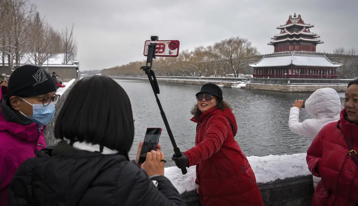 Beberapa orang berpose seperti model dengan kostum kuno atau pakaian modern, beberapa lagi untuk foto yang tentunya akan diunggah ke media sosial. (AP Photo/Andy Wong)