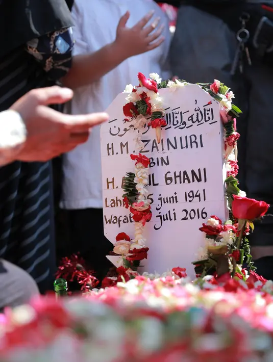 "Ayah suka bercanda, ngobrol, jadi seperti bisa saja kalau ketemu, enggak nunjukkin dia sakit," ujar Fadlan TPU Pondok Kacang, Tangerang Selatan. (Adrian Putra/Bintang.com)