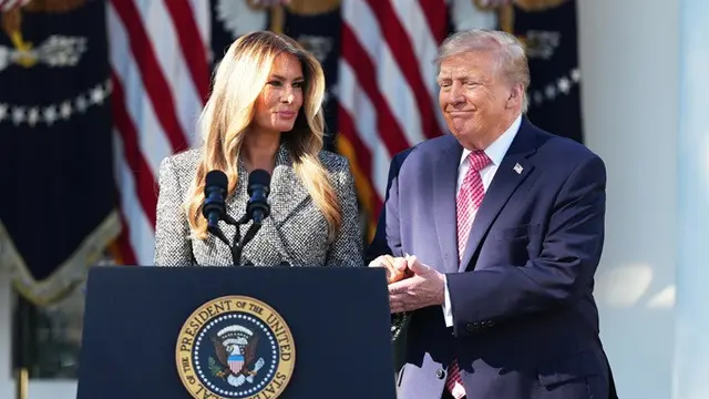 Presiden Amerika Serikat Donald Trump bersama Ibu Negara Melania Trump saat menghadiri acara yang membahas kesehatan perempuan di Rose Garden, Gedung Putih, Washington, Senin (19/10/2026).