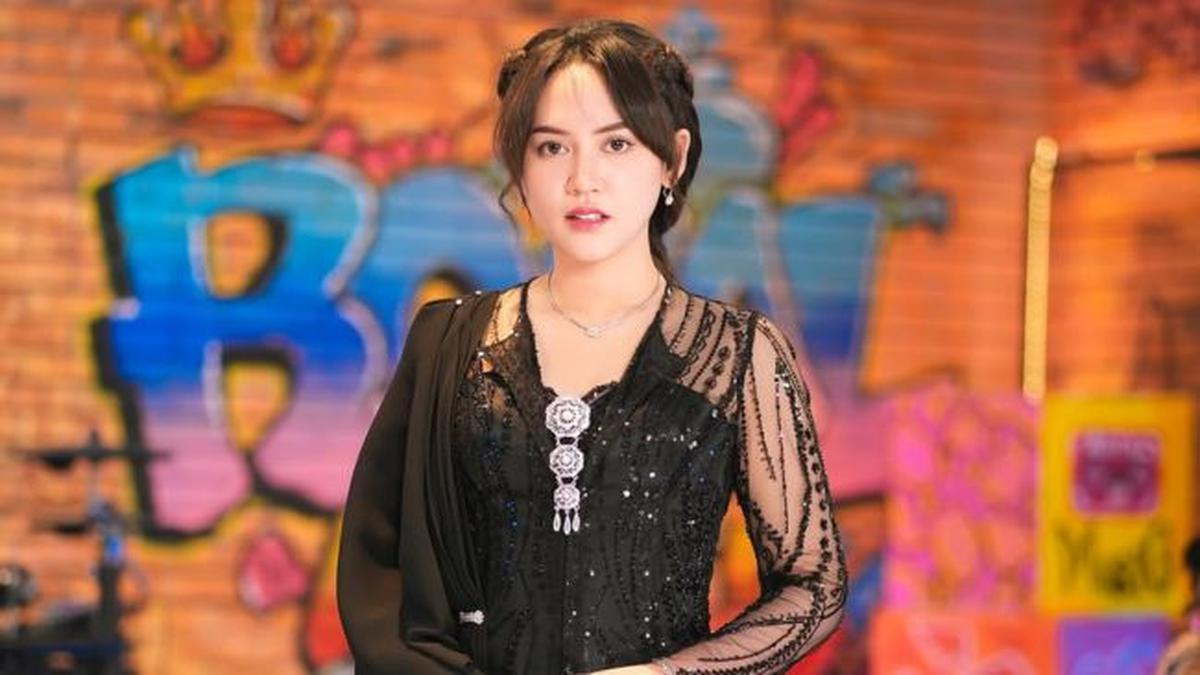 5 Inspirasi Baju Batik dan Kebaya Elegan ala Happy Asmara, Cocok Dipakai ke Berbagai Acara