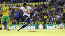 Pemain Asia dengan penampilan terbanyak di Liga Inggris. Sejak didatangkan Tottenham Hotspur pada awal musim 2015/2016 dari Bayer Leverkusen dengan nilai transfer 30 juta euro, Son Heung-min telah tampil dalam 232 laga di Liga Inggris hingga akhir musim 2021/2022, yang terbanyak dari seluruh pemain Asia yang pernah berlaga di Liga Inggris. (PA via AP/Joe Giddens)