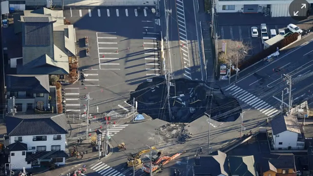 Kondisi sinkhole pada Kamis (30/1/2025), dilaporkan membesar hingga mencapai lebar 40 meter.